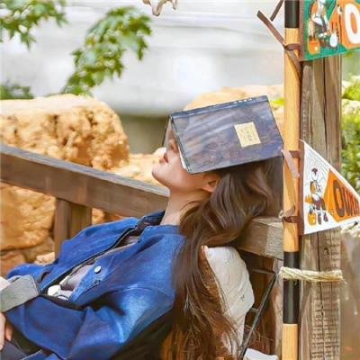 使用下方 20 个影片名，按顺序一一对应，不要改动片名文字，只根据片名和括号内类型提示来虚构全新的故事内容： 牧场之家好做伴 噪反 黑河（电影） 吸血狗 夜与昼 爱，悄悄越界 香山叶正红 小城之春 扎马 某人某地第三季 树影迷宫 奸情 迅速 爱情昏迷中 小黄人越狱计划 再创世纪国语 孤身一人 我最好的朋友死了 巴黎皇帝 最初的我们